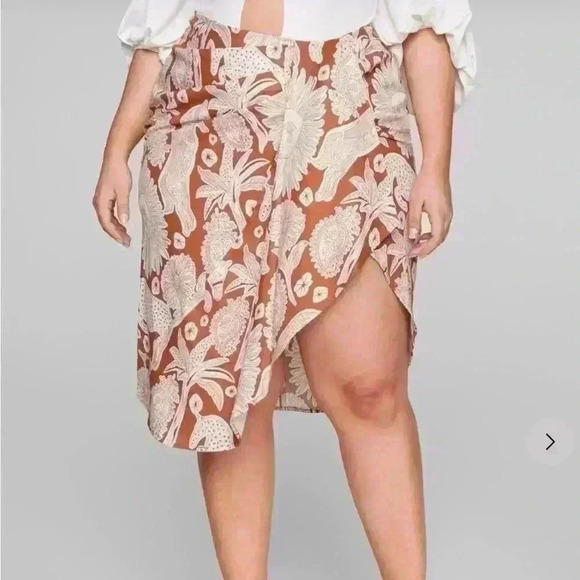 Fashion To Figure Blythe Faux Wrap Printed Skirt size 2 - Picture 2 of 10